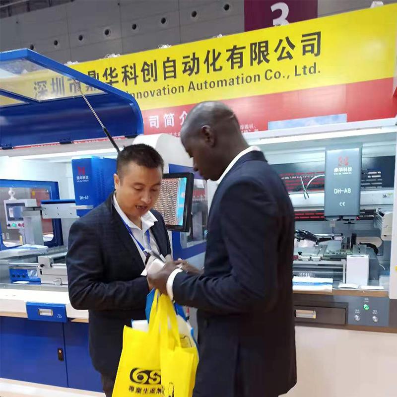 Francoski kupec, ki prosi bencinsko postajo BGA The French customer asking a BGA rewrok station